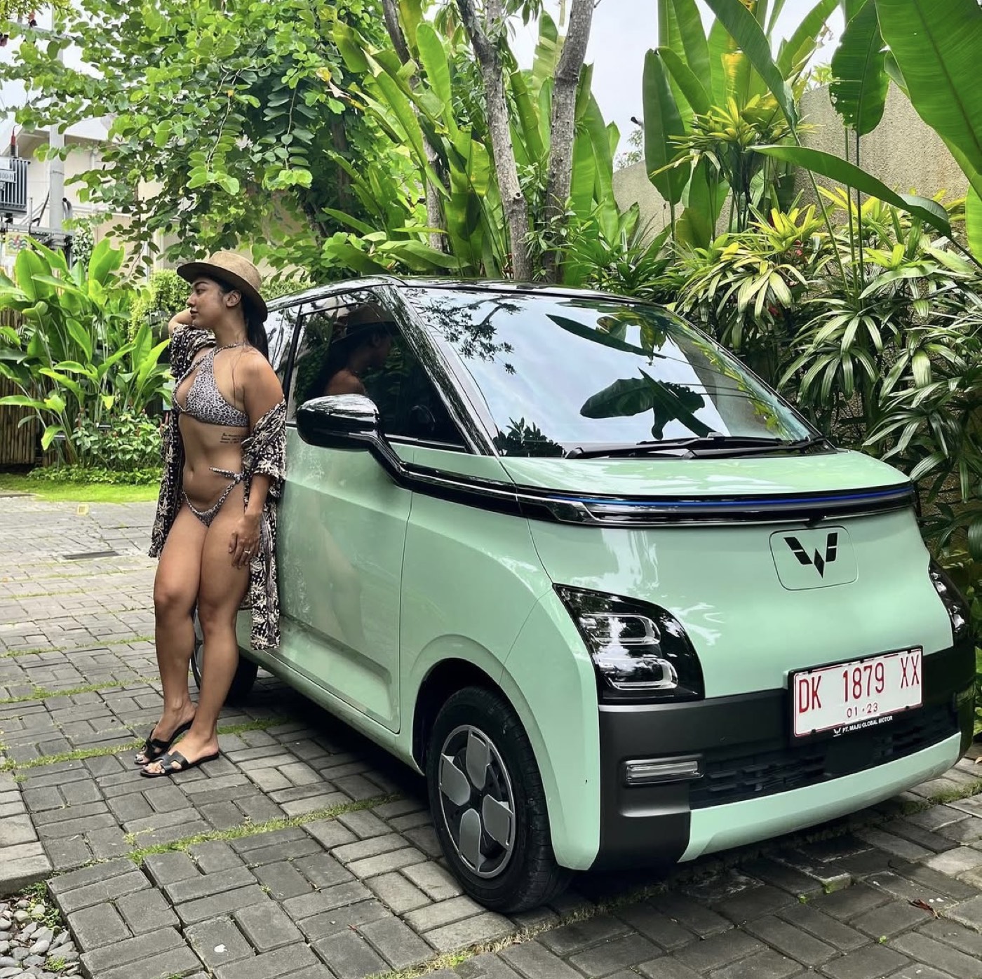 Mini Wee E-Car Rental — photo 2