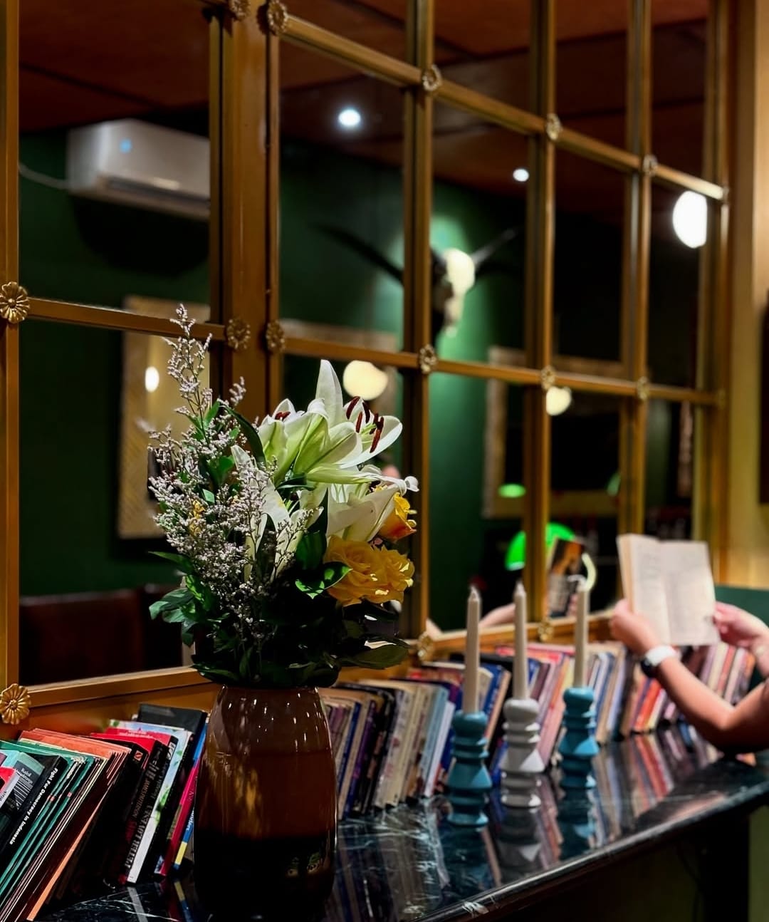 Ary's Book Cafe Ubud — photo 3